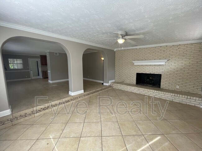 Building Photo - 10447 Greenhaven Dr