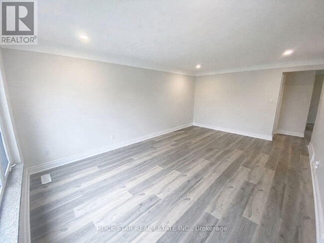 Building Photo - 227 Fernwood Crescent