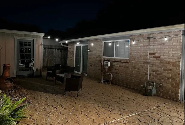 Foto del edificio - 8015 Windy Creek Dr