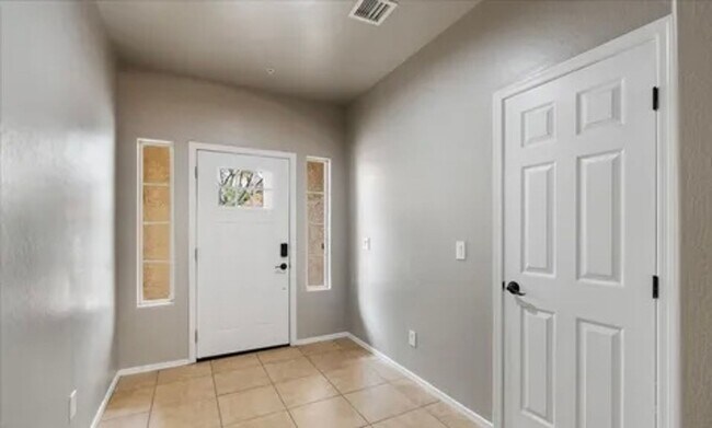 Foto del edificio - Great Mountain Gate Home 3 bed, 2 1/2 bath home with 2 car garage Property Pros Property Manageme...