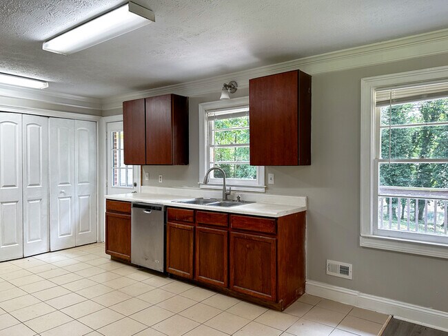 Building Photo - Quiet Lakefront Home