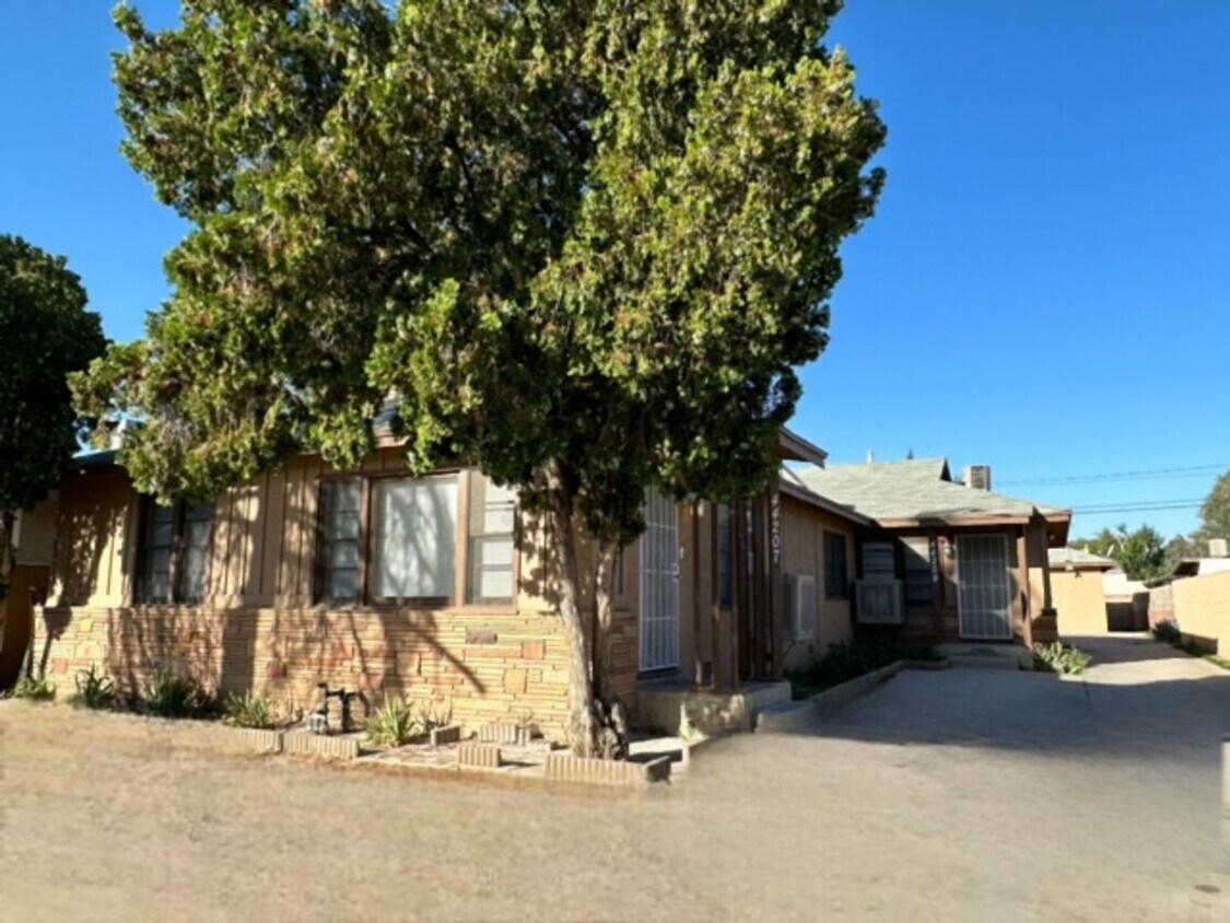 Foto principal - 2 bdrm, 1 bath, 2-car garage - remodeled p...