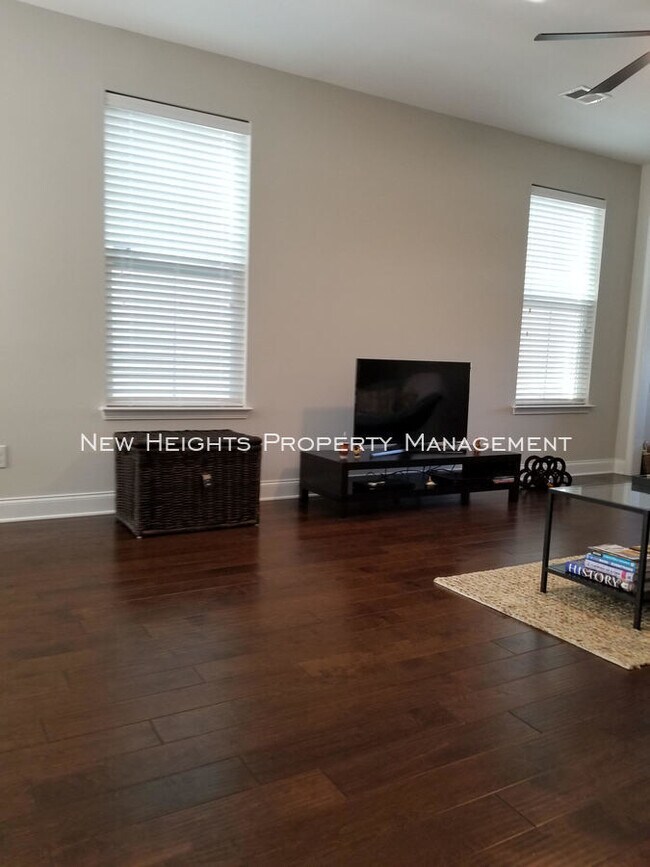 Foto del edificio - 1055 Ashley Garden Blvd