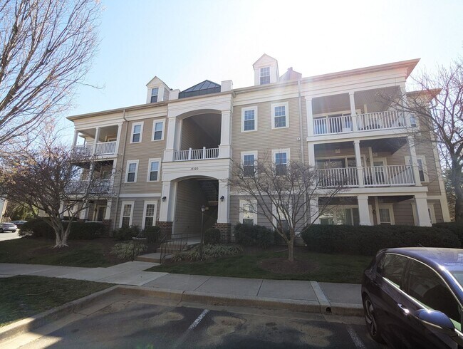 Foto del edificio - Beautifully maintained ground level condo in Germantown ready by mid April!