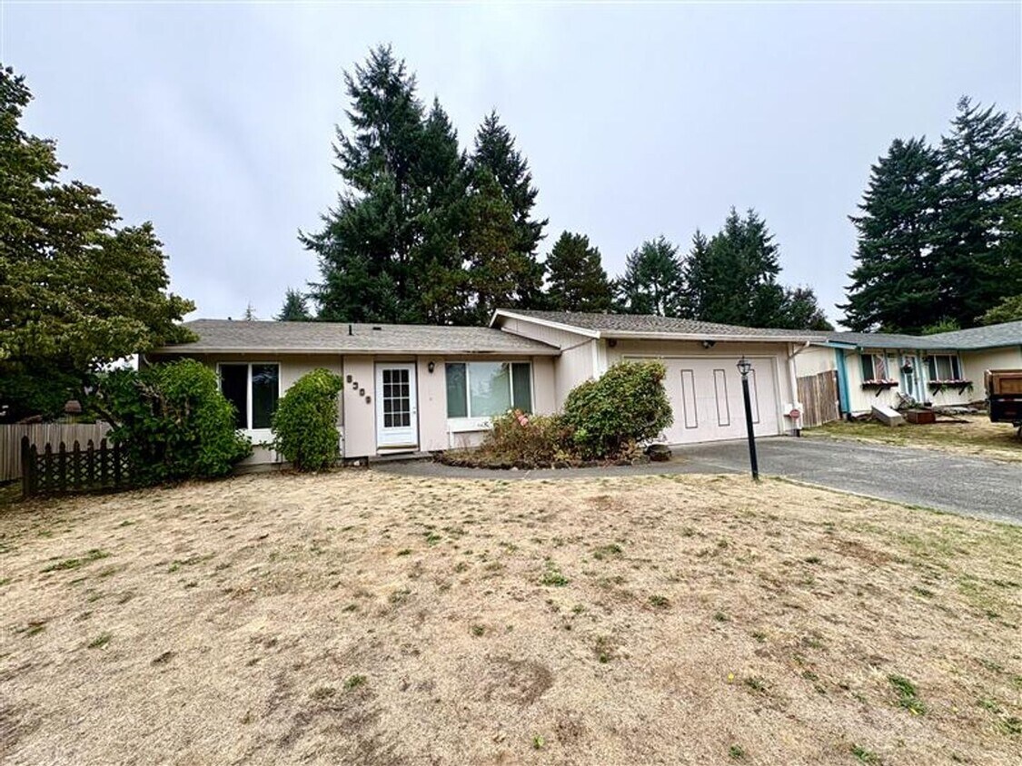 Foto principal - Spacious 3-Bedroom Home with Large Deck