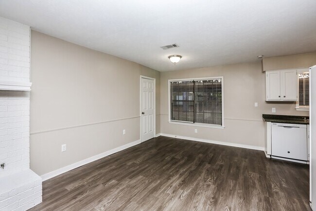 Building Photo - Lovely 3 Bedroom Brick Home