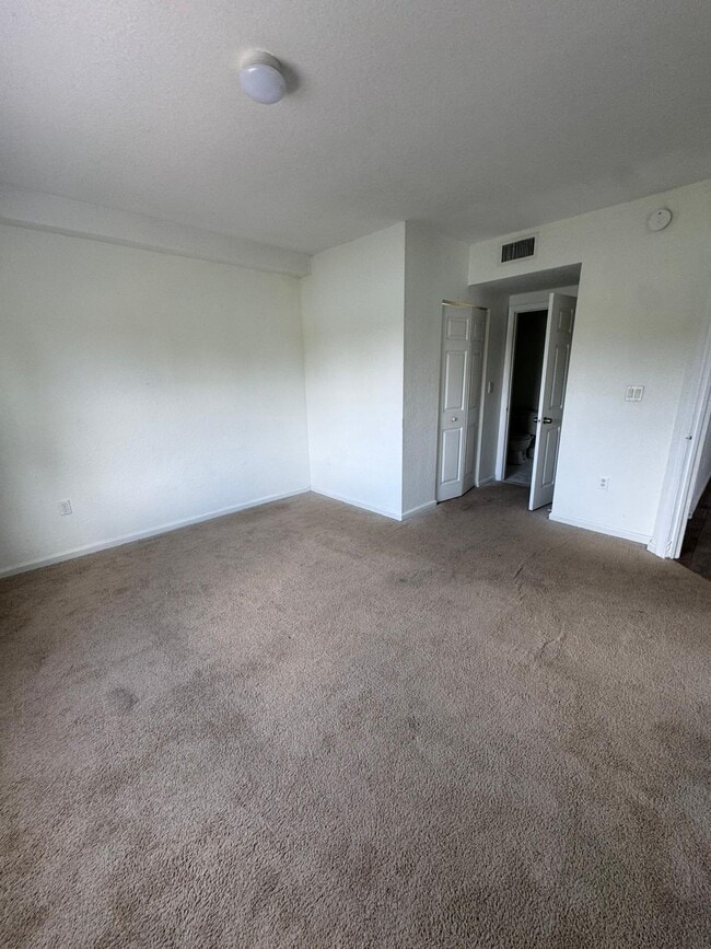 Building Photo - 1157 Golden Lakes Blvd