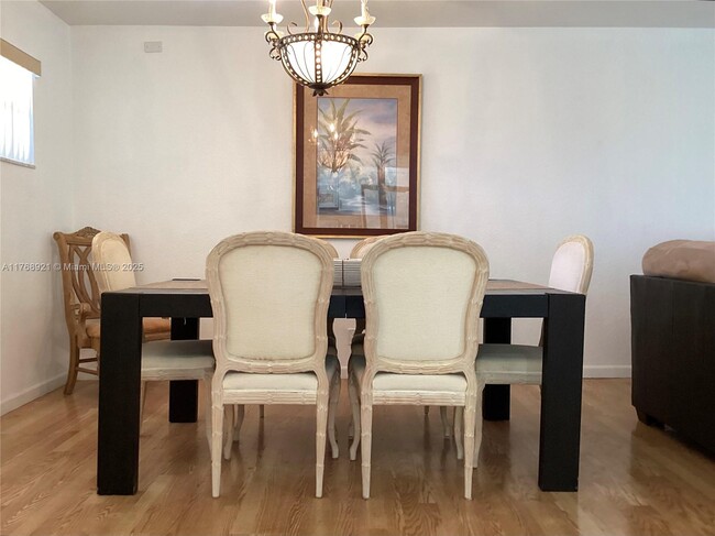 Foto del edificio - 9511 N Hollybrook Lake Dr