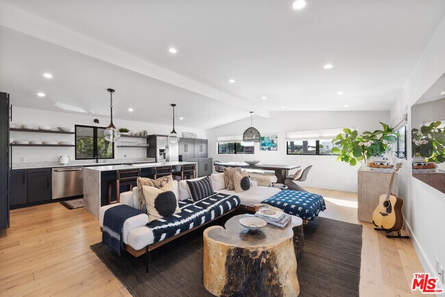 Foto del edificio - 29500 Heathercliff Rd