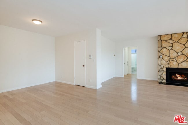 Foto del edificio - 16169 Sunset Blvd