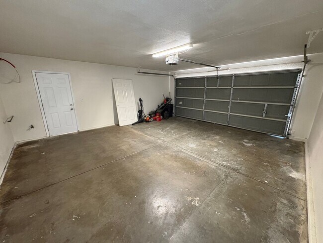 Foto del edificio - NW Visalia Home Available Now!