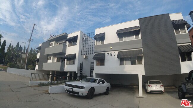 Foto del edificio - 750 N Hayworth Ave