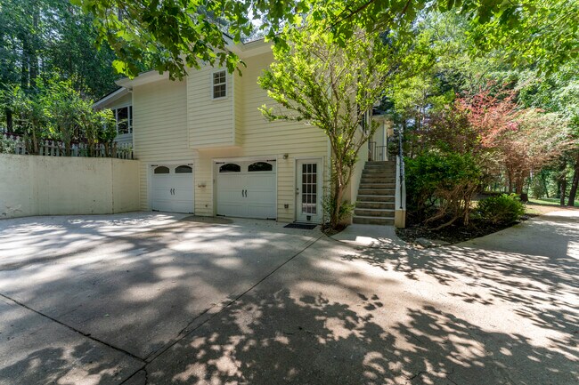 Building Photo - 3235 Crestview Dr