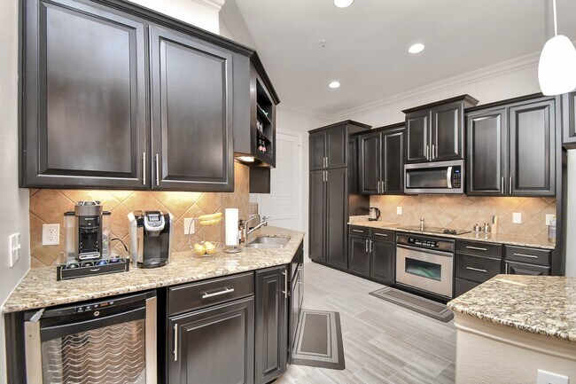 Building Photo - 2120 Kipling St