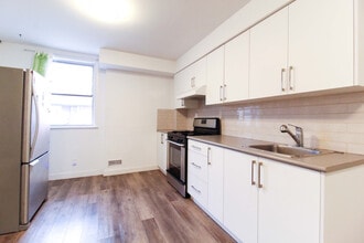 Building Photo - 579 College St