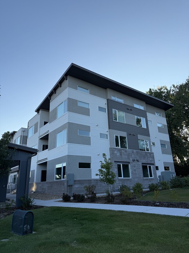Building Photo - 1304 Snowberry Ln