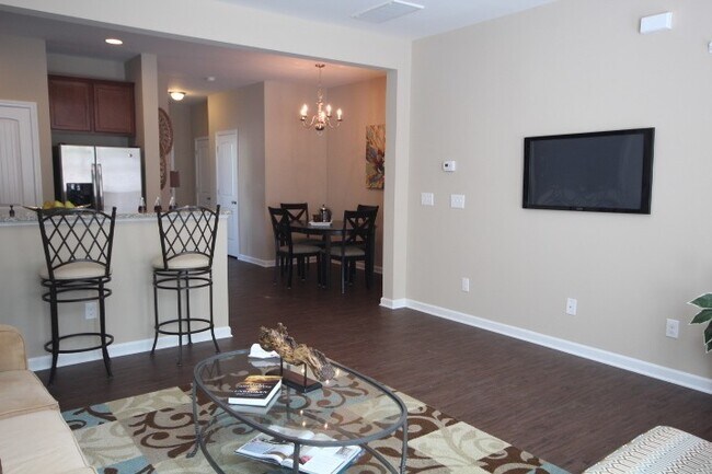 Foto del edificio - Just Listed! 3-Bedroom Townhome in East Ra...