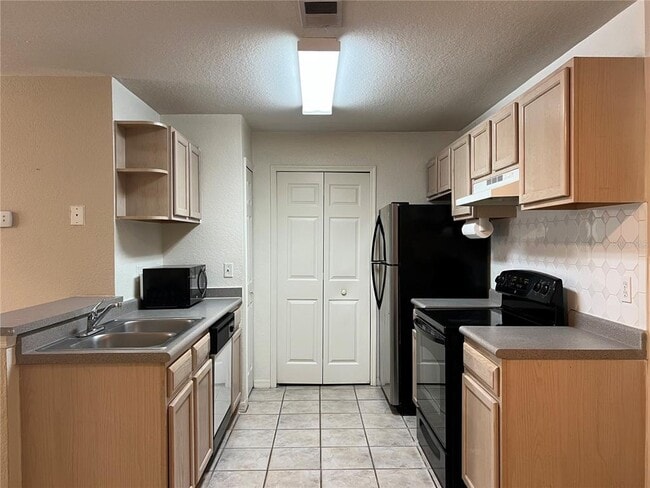 Foto del edificio - 8915 Latrec Ave