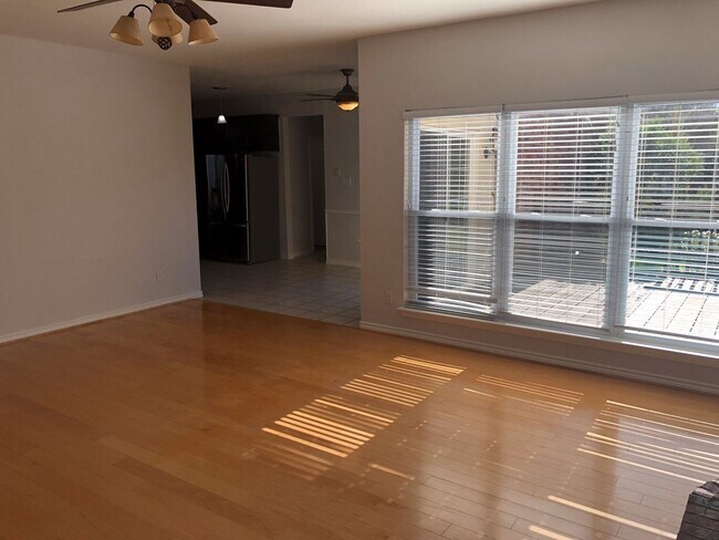 Foto del edificio - 5 Bedrooms in Richardson!