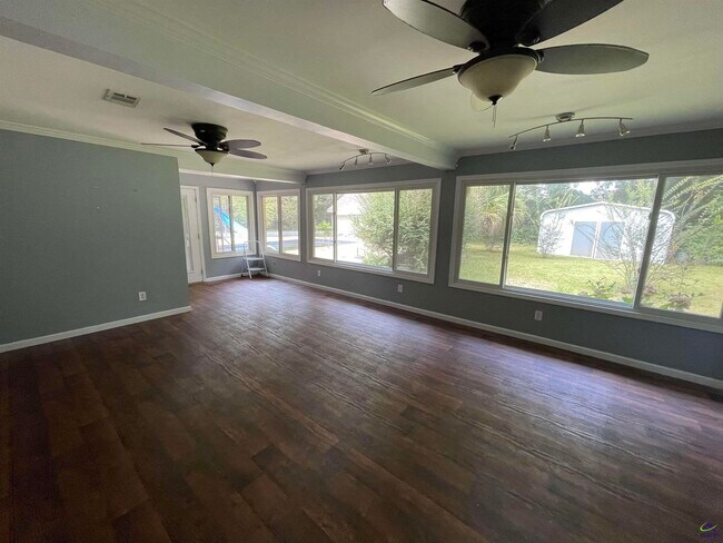 Building Photo - 608 Bernard Dr