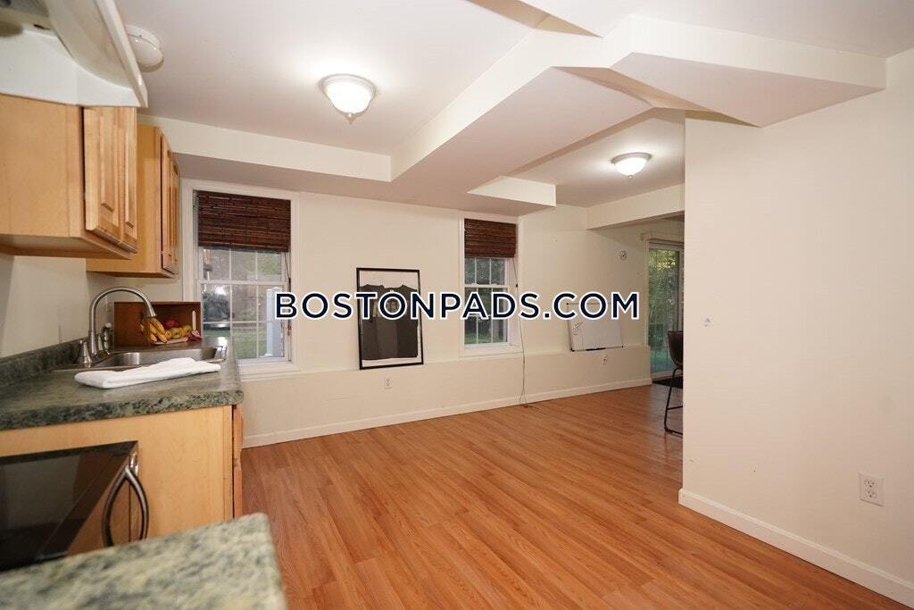 Primary Photo - 722 Pike Ave