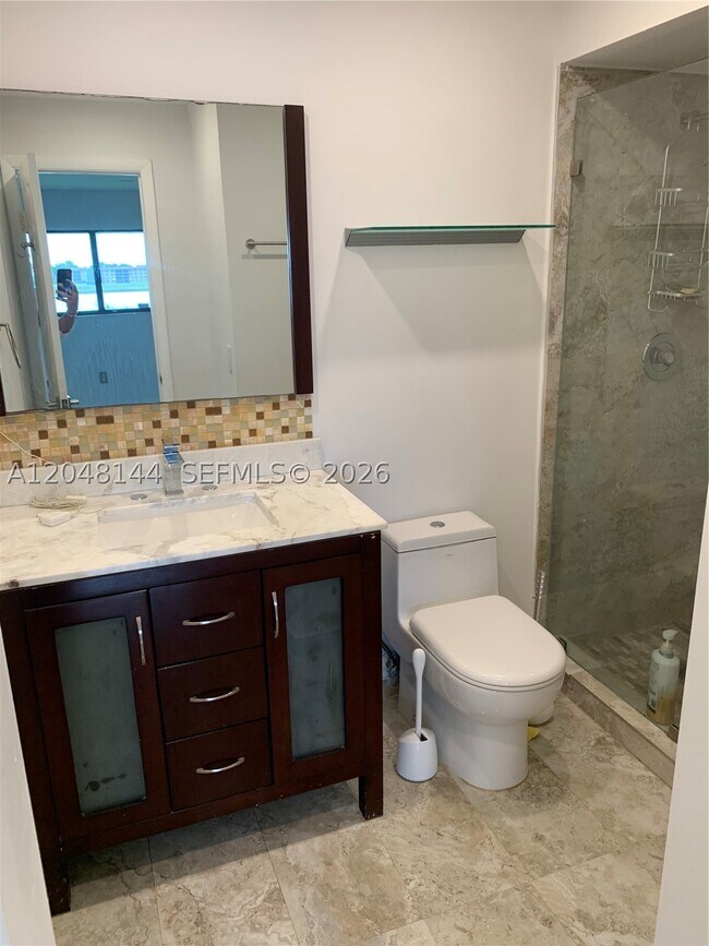 Foto del edificio - 468 NE 206th Ln