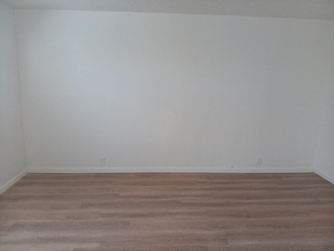 Building Photo - Charming 2-bedroom, 1-bathroom! Showings available NOW!