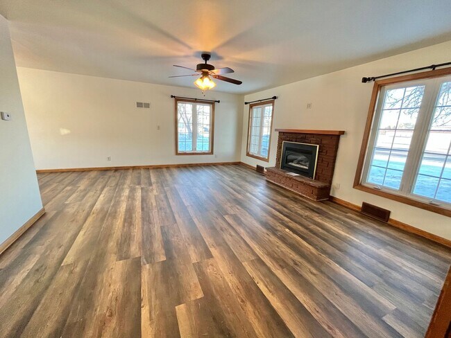 Foto del edificio - Large 3 Bed/2 Bath East Side Rental Home!