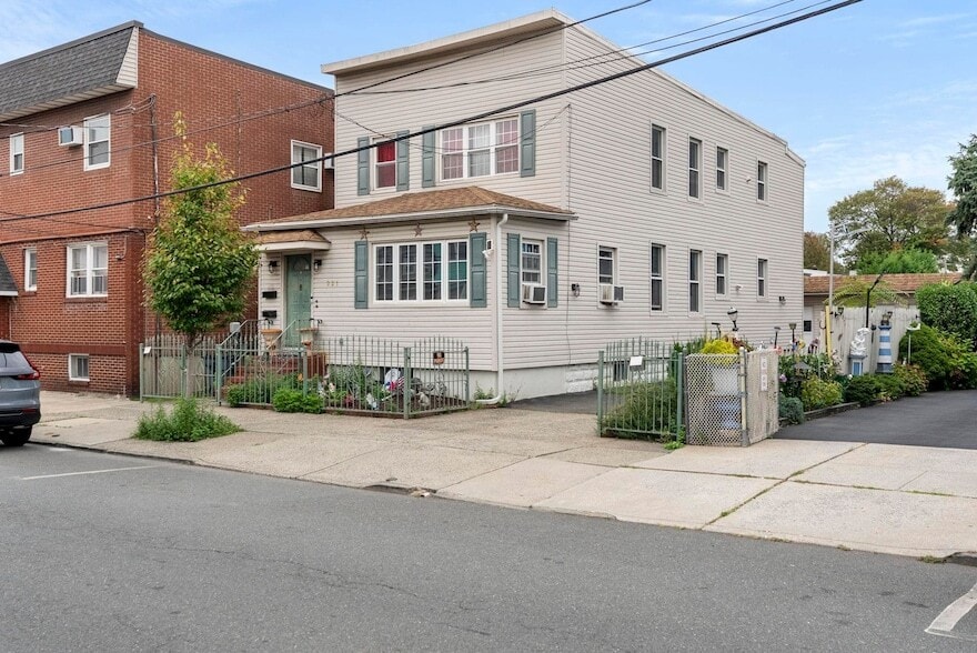 Primary Photo - 221 Quincy Ave