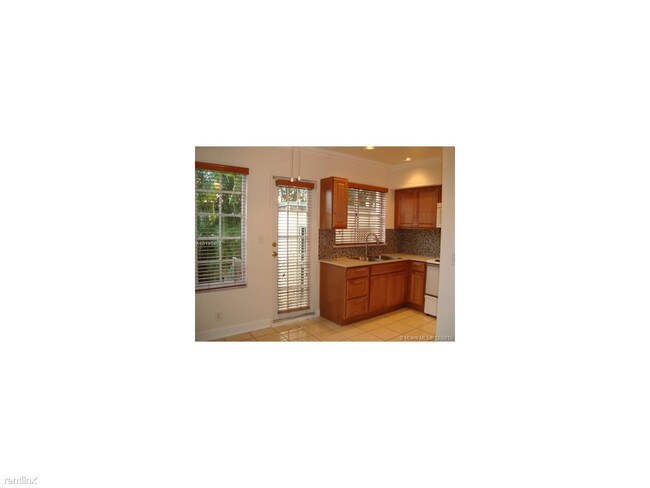 Foto del edificio - 2 br, 1.5 bath  - 21 Madeira Ave Apt 14