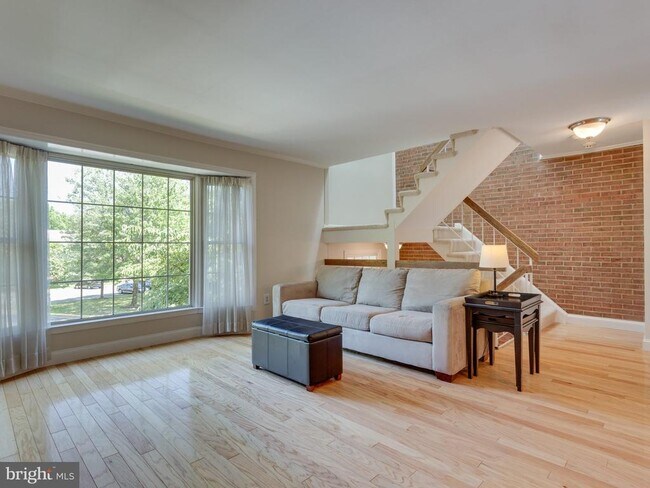 Building Photo - 2876 Sutton Oaks Ln