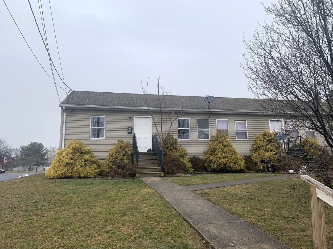 Primary Photo - 533-543 Hollywell Ave