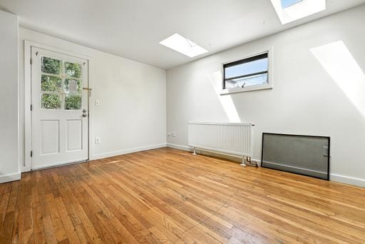 Building Photo - Walk to Cheeseman from this Large 1 Bed 1 ...