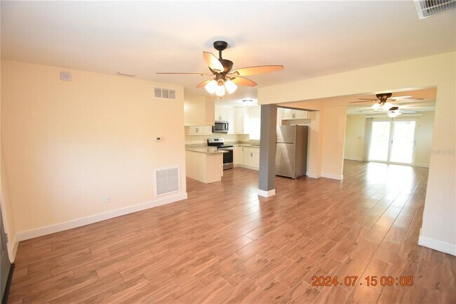 Building Photo - 417 Country Club Dr