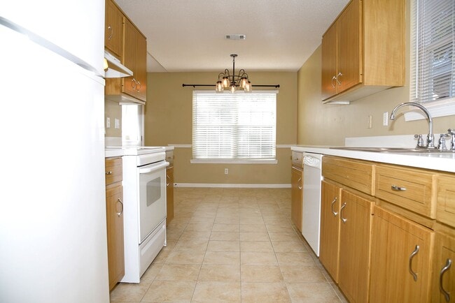 Building Photo - Charming 3 bedroom 2 bath home
