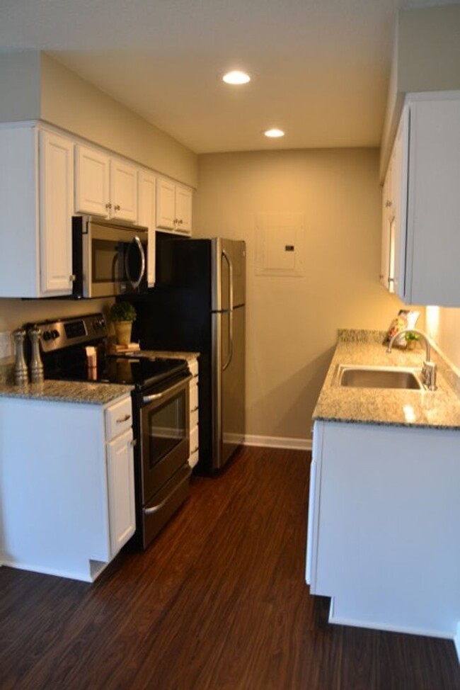 Newly Updated One Bedroom Kitchen - Minnetonka Edgewater