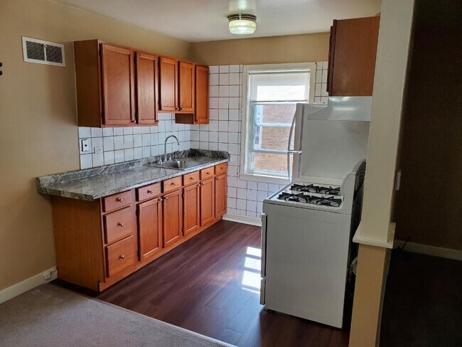 Updated kitchen - 2643 W Rascher Ave