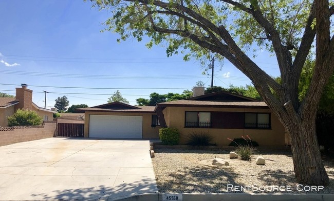 Building Photo - Quaint 3 bedroom 2 bath home with RV parking