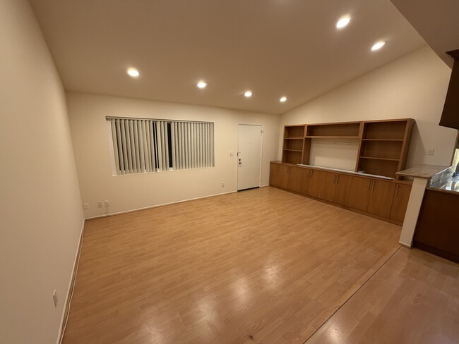 Building Photo - 1523 E Windsor Rd