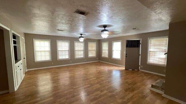 Building Photo - 241 Southwood Shores Dr