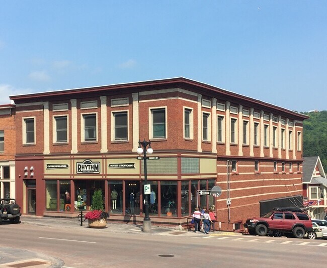 Foto del edificio - 418 Shelden Ave