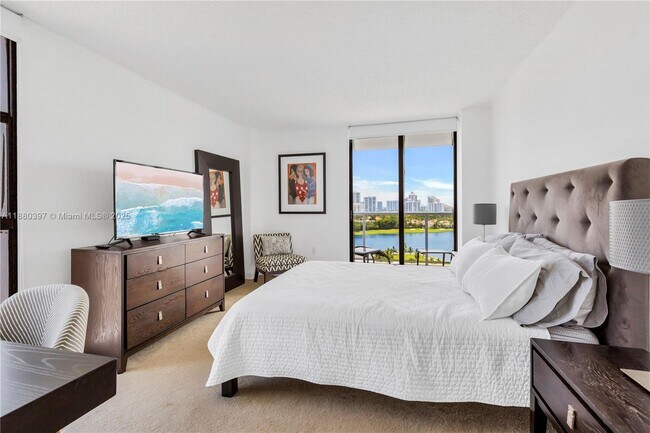 Foto del edificio - 3701 N Country Club Dr