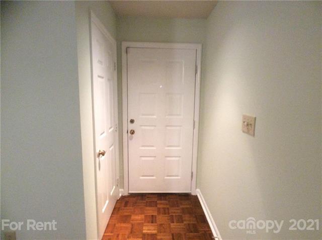 Foto del edificio - 8019 Greenside Ct