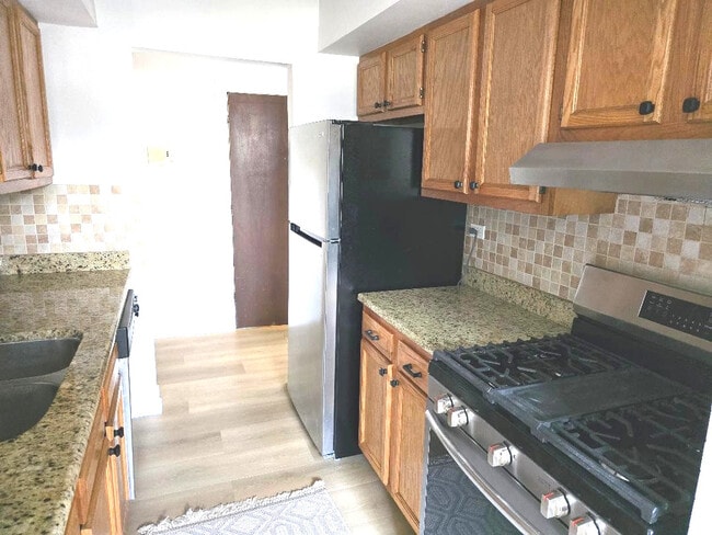 Building Photo - 2212 Country Club Dr