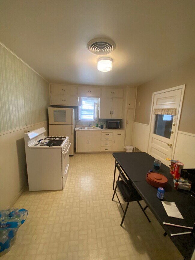 Foto del edificio - 1 bed 1 bath with attached garage!