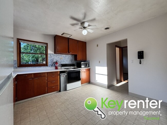 Foto del edificio - Charming 4-Bedroom Mid-Century Style Craft...