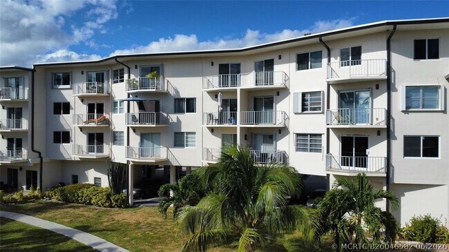 Foto del edificio - 1967 S Ocean Blvd