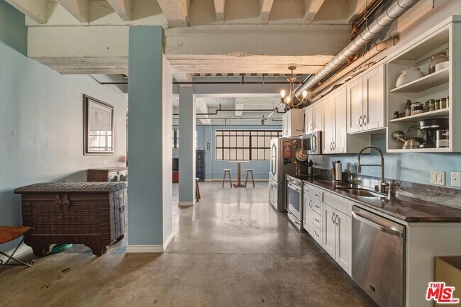 Foto del edificio - 312 W 5th St