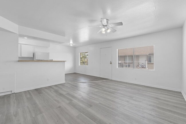 Building Photo - Charming 2-Bedroom Unit! *** $500 off Firs...