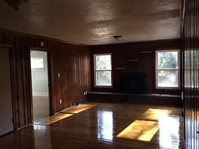 Foto del edificio - Adorable 3 bedroom 2 bath ranch style brick home is located in the sought-after historic McCrorey...